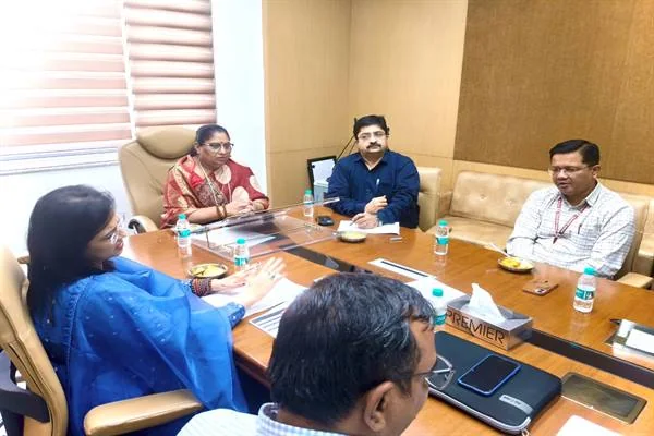 बैठक कक्ष में मेज के चारों ओर अधिकारी और मंत्री