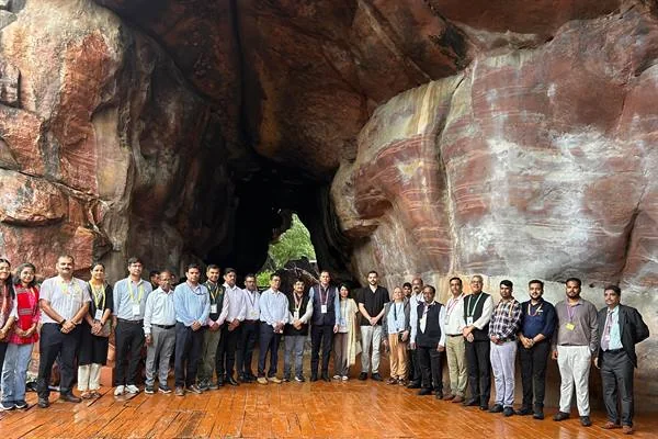 भीमबेटका रॉक शेल्टर्स पर ब्रिक्स डेलीगेट्स का विज्ञप्ति चित्र