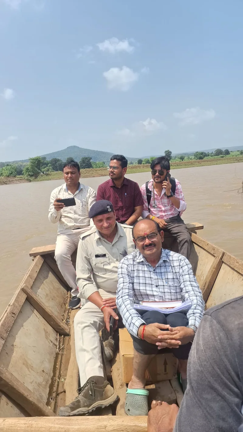 नाव से नदी पार कर प्रशासन की टीम पहुंची प्रभावित गांव खारियानी, ग्रामीणों को मौके पर मिला योजनाओं का लाभ