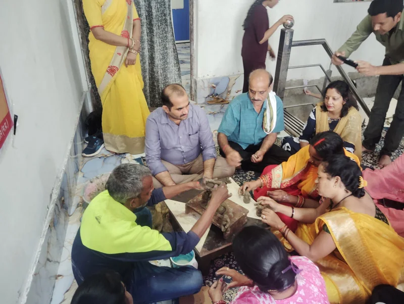 मिट्टी से बनाई गई गणेश प्रतिमा, दिया गया प्रशिक्षण