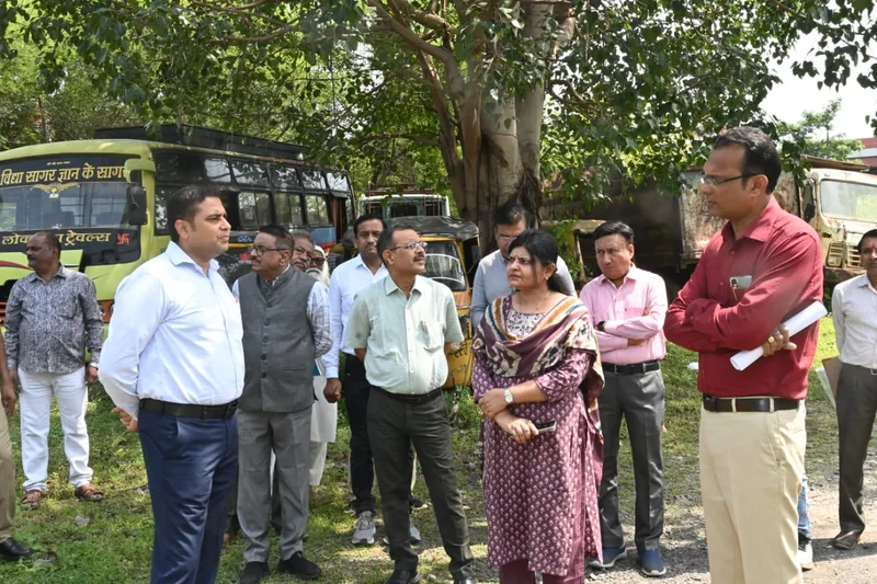कलेक्टर श्री सिंह ने मुख्यमंत्री सुगम परिवहन सेवा के डिपो के लिए आरटीओ परिसर का लिया जायजा