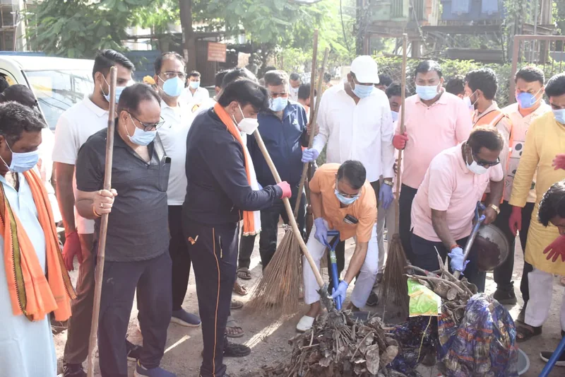 सांसद गणेश सिंह सहित जनप्रतिनिधियों ने जिला अस्पताल में किया स्वच्छता श्रमदान