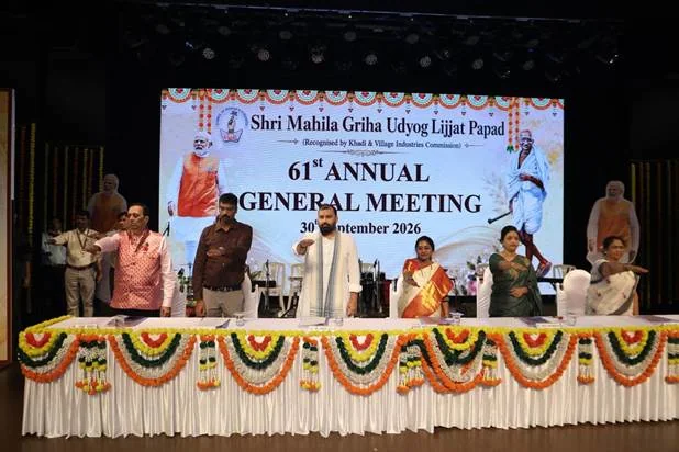 केवीआईसी के चेयरमैन श्री मनोज गोयल ने लिज्जत पापड़ बनाने वाली महिला कारीगरों से संवाद किया और महिला सशक्तिकरण…